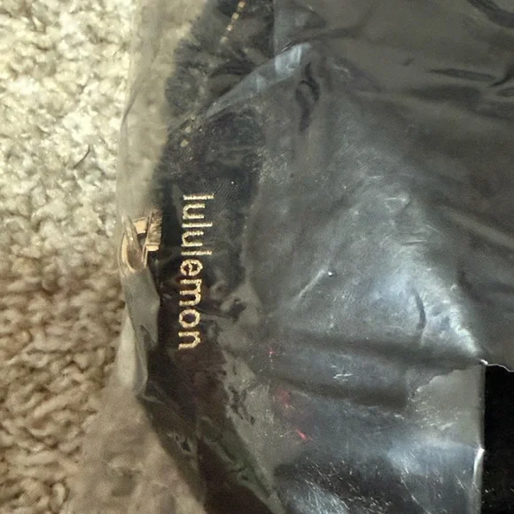 NWT Lululemon Plush Fleece Everywhere Belt Bag 1L in Black and Gold - Picture 4 of 13